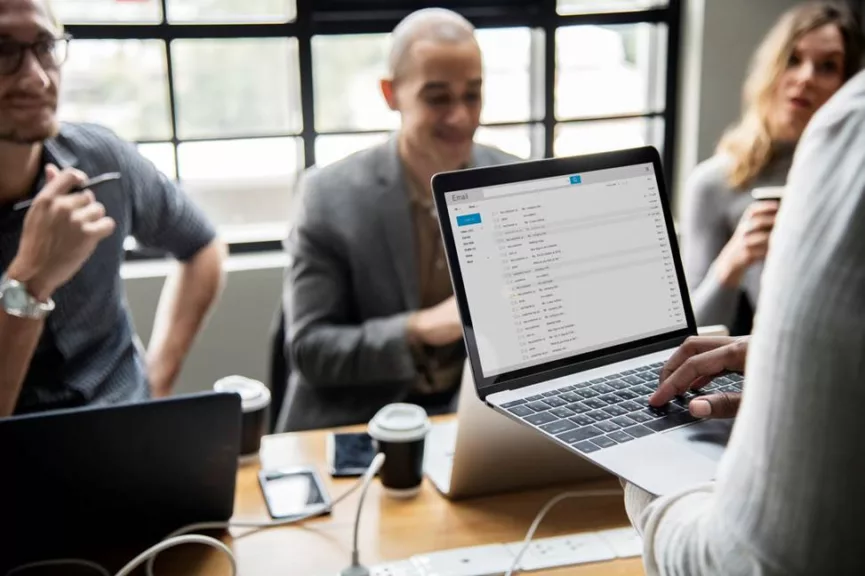 Cada vez más compañías desarrollan normativas específicas para controlar el email de sus trabajadores, según informa DAS Seguros