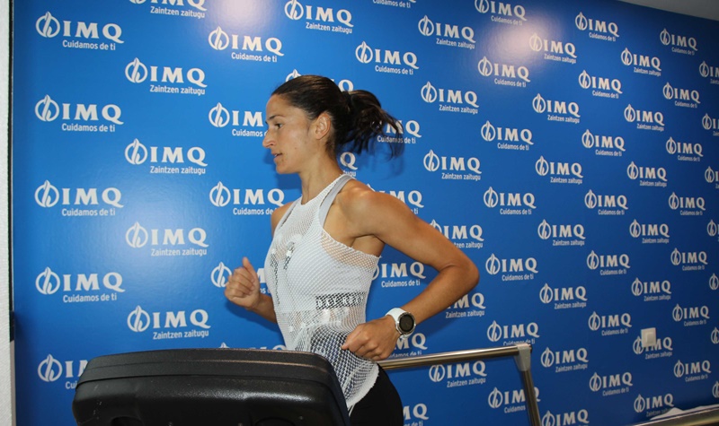 Elena Loyo, a 13 segundos del Campeonato del mundo de maratón, pasa su reconocimiento médico deportivo en IMQ