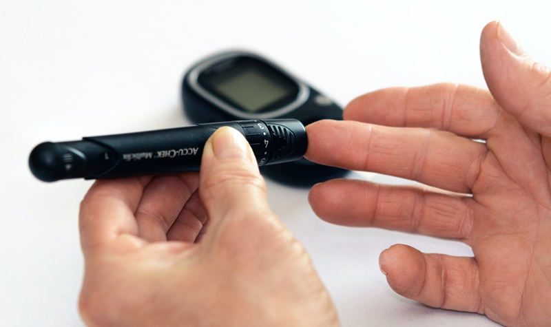 Un alto nivel de azúcar en sangre puede empeorar el pronóstico de la COVID-19 afectando a personas con o sin diabetes