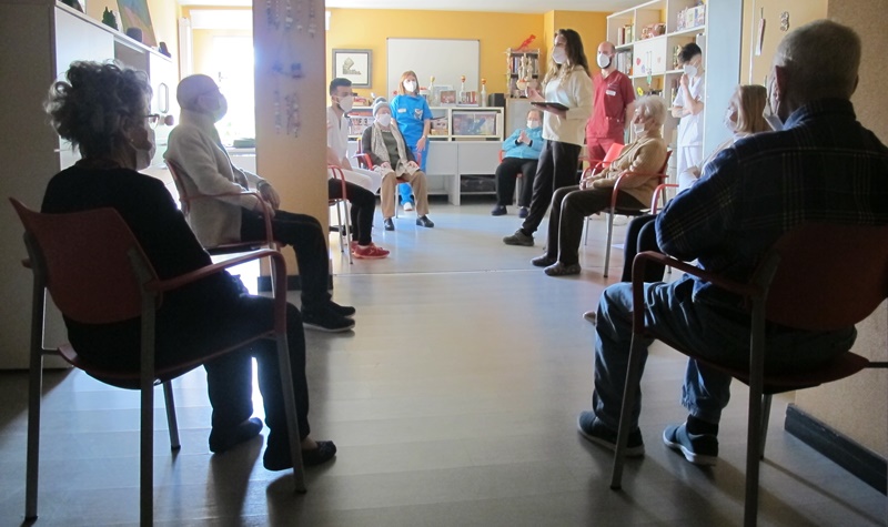 Personas mayores de Bilbao aprenden yoga en la residencia para sobrellevar mejor la pandemia