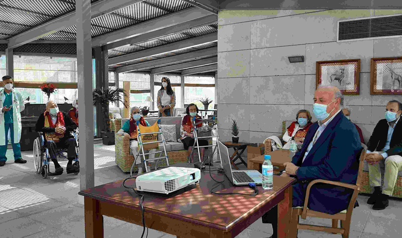 Vicente del Bosque visita la residencia de Sanitas El Viso para compartir sus recuerdos futbolísticos con los residentes