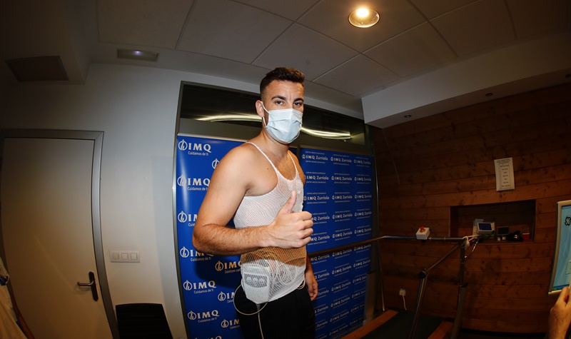 Los jugadores de SD Eibar pasan los reconocimientos médicos en las unidades de Medicina Deportiva de IMQ